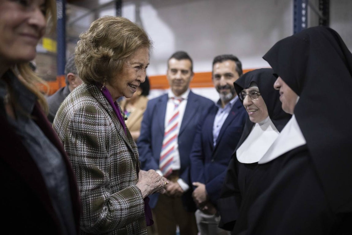 La visita de la Reina Sofía al Banco de Alimentos de Huelva, en imágenes