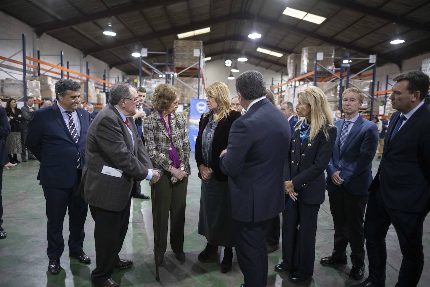 La visita de la Reina Sofía al Banco de Alimentos de Huelva, en imágenes