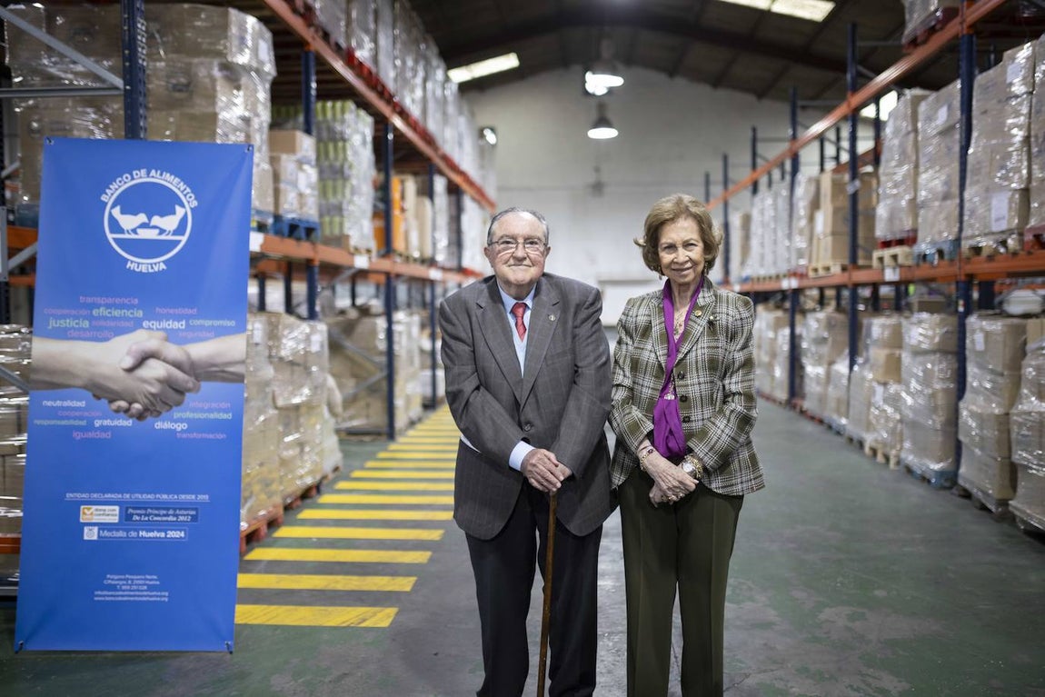 La visita de la Reina Sofía al Banco de Alimentos de Huelva, en imágenes