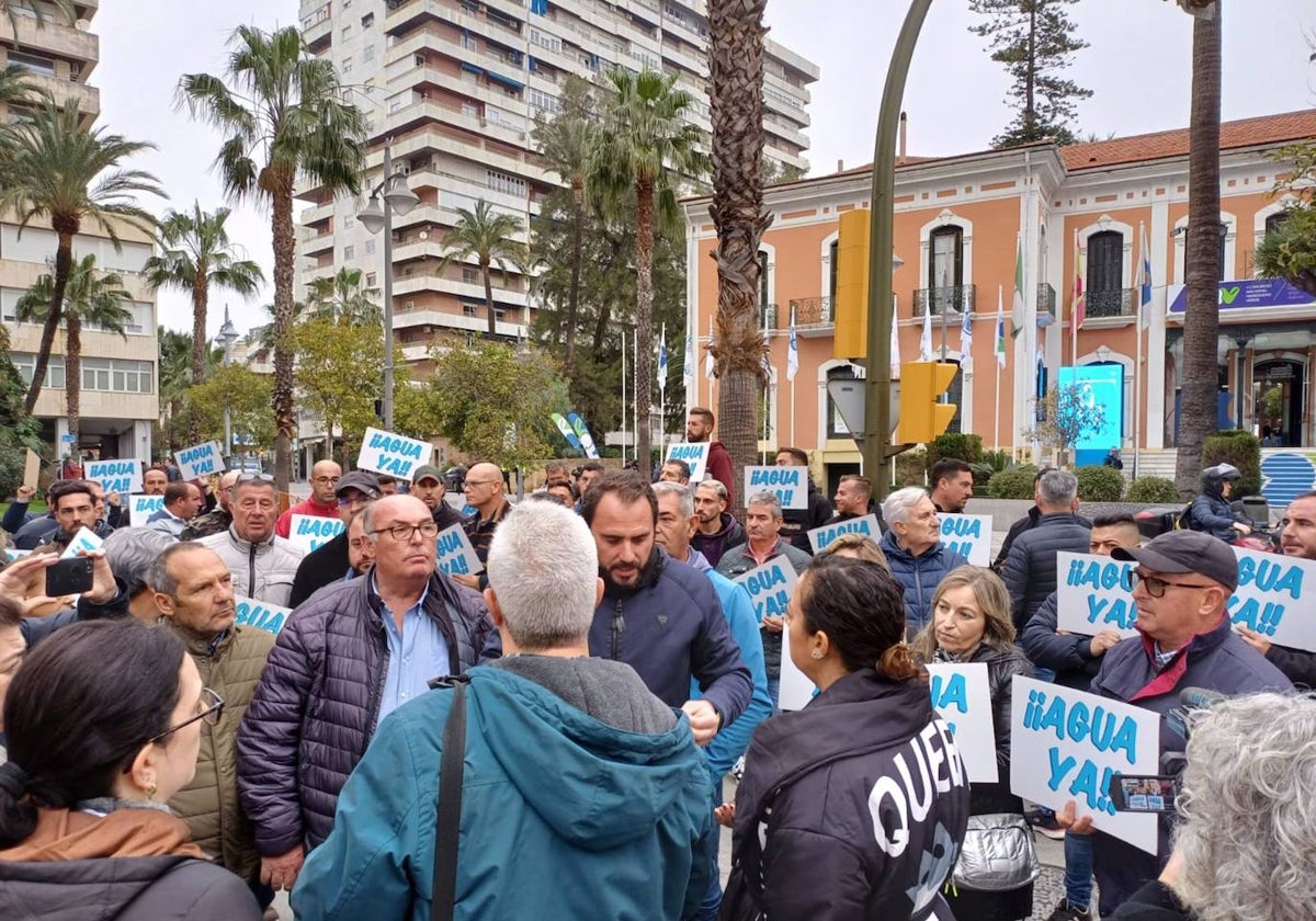 Casi un centenar de agricultores se ha concentrado a las puertas de la Casa Colón de Huelva