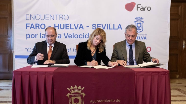 La firma del manifiesto conjunto esta mañana en el Ayuntamiento de Huelva