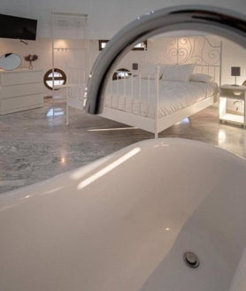 Imagen secundaria 2 - Sofá cama en el salón, con la cocina y detalle de la bañera y el dormitorio en la estancia superior
