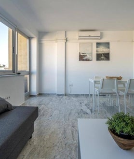 Imagen secundaria 2 - Terraza del apartamento contiguo a la cúpula, con dormitorio aparte y salón con cocina