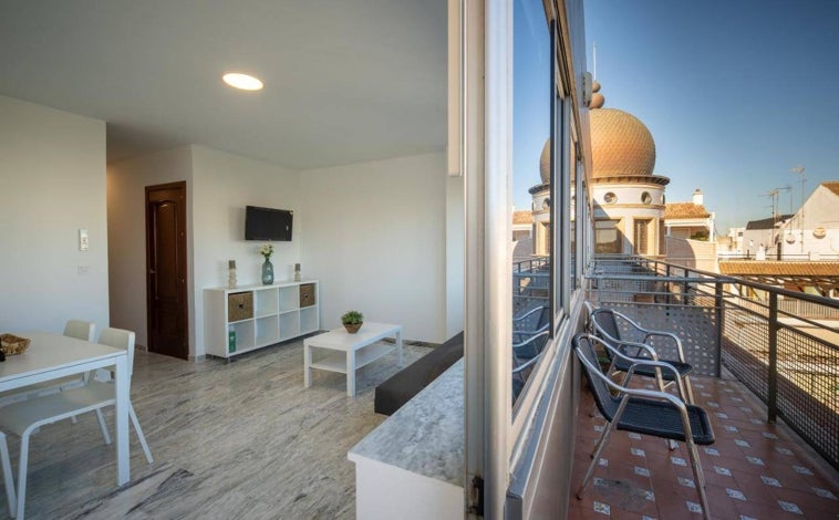 Imagen principal - Terraza del apartamento contiguo a la cúpula, con dormitorio aparte y salón con cocina