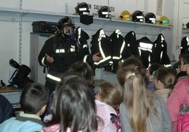 La campaña de prevención de los Bomberos de Huelva para escolares se marca el reto de llegar a los 30 colegios este curso