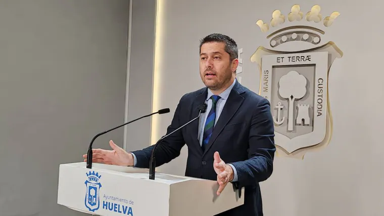 Francisco Baluffo en una rueda de prensa en el Ayuntamiento de Huelva