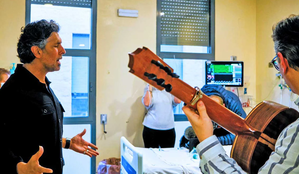 El cantaor y el guitarrista en una habitación del hospital
