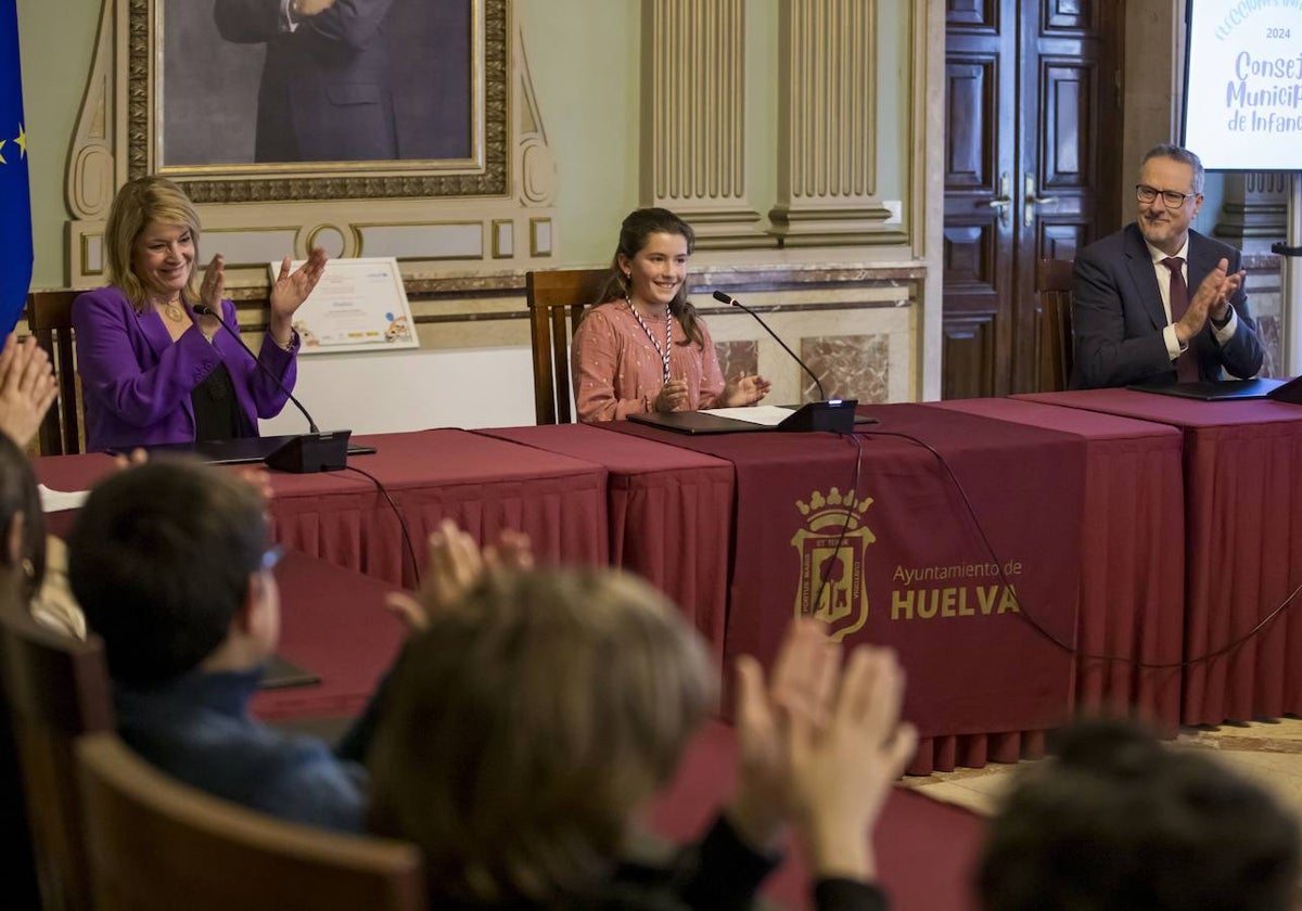 La nueva alcaldesa infantil en el Salón de Plenos del Ayuntamiento de Huelva