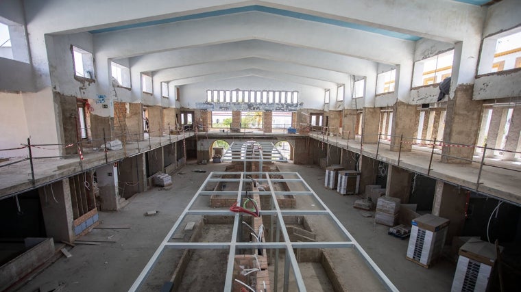 Interior del mercado en obras