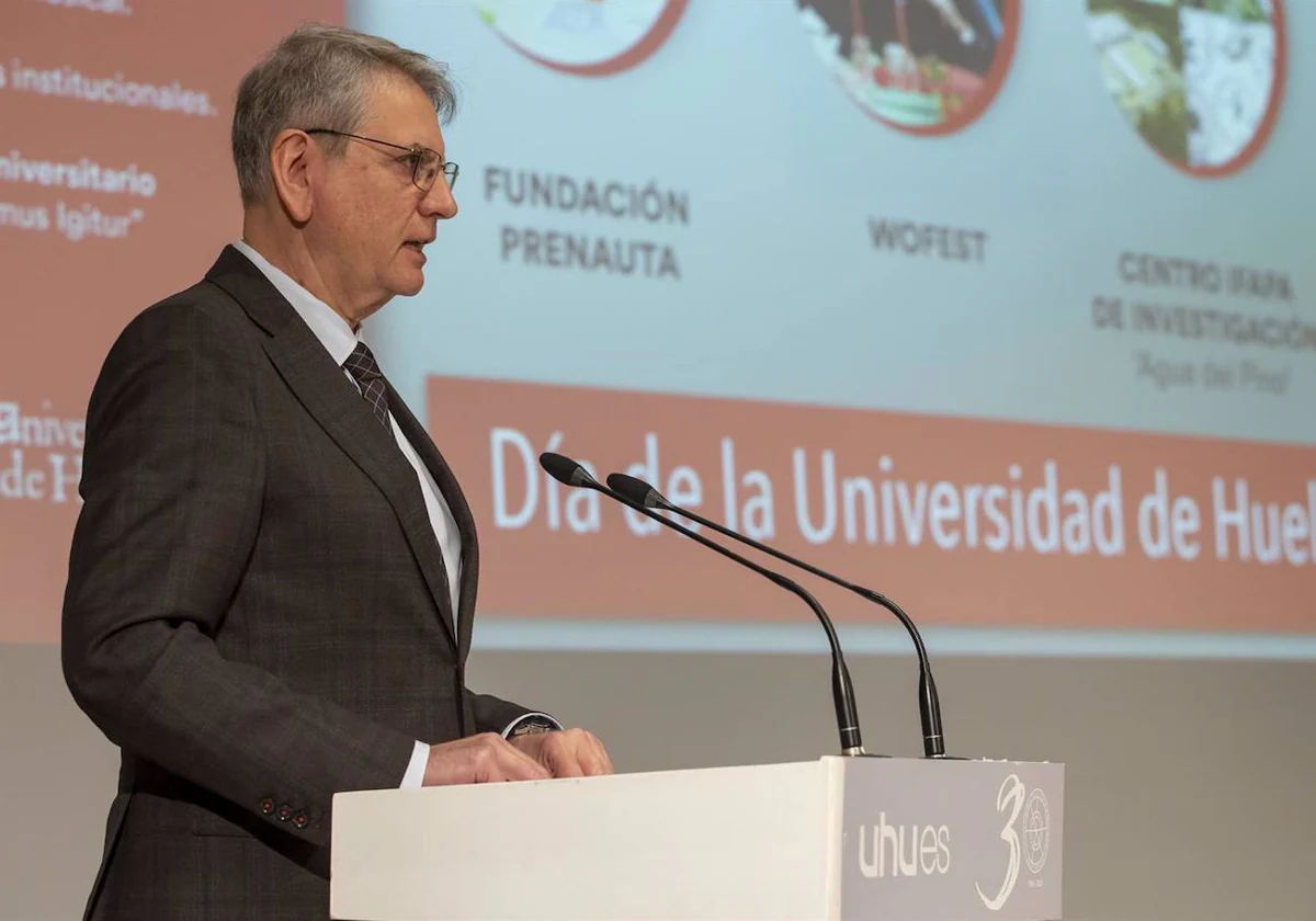 El director general de Coordinación Universitaria, Lorenzo Salas, interviene durante el acto de conmemoración del Día de la Universidad de Huelva