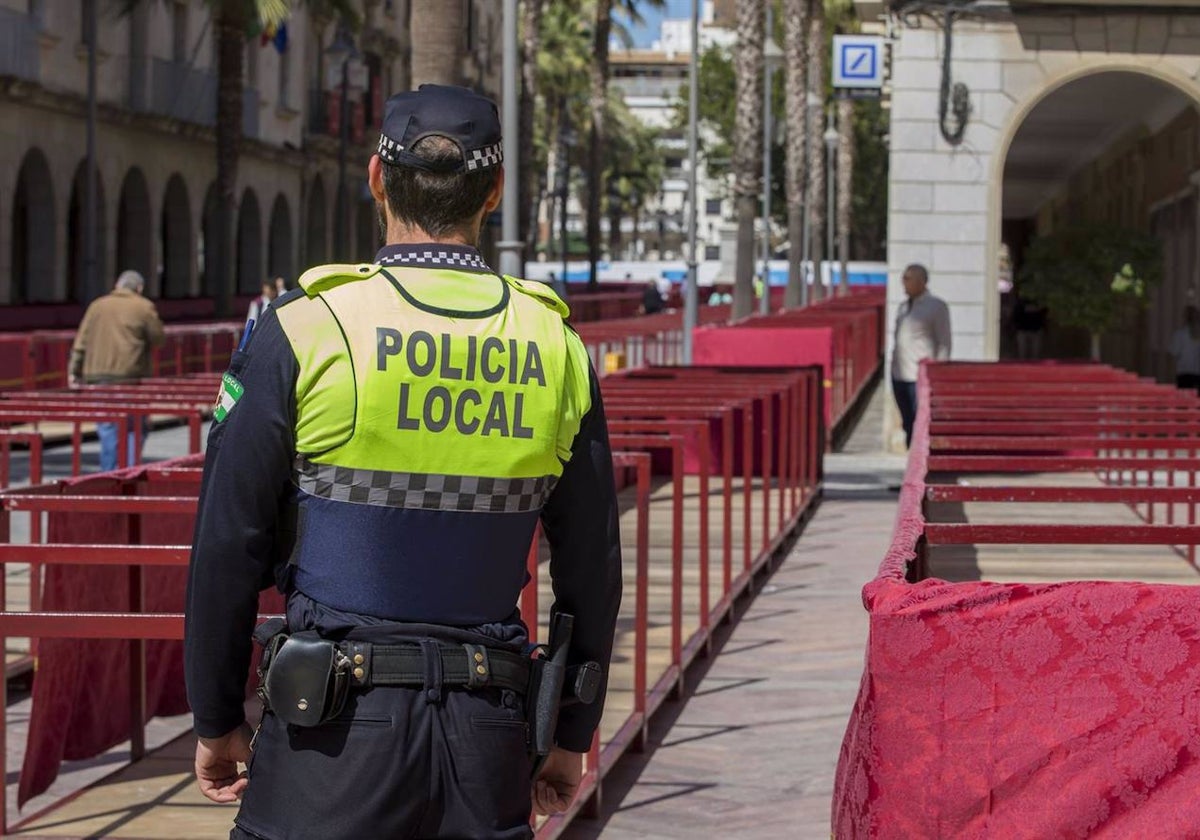Agente de la Policía Local de Huelva junto a los palcos de la Semana Santa