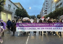 Ni la lluvia ni el viento logran apagar la fuerza de las mujeres de Huelva al grito unánime de 'Somos lucha, ni un paso atrás'