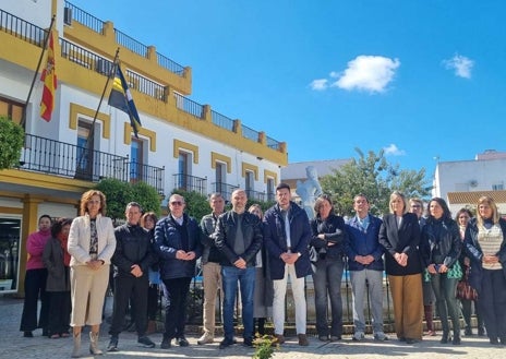 Imagen secundaria 1 - Numerosas localidades se unieron al respetuoso minuto de silencio en recuerdo de las víctimas de aquel salvaje atentado. Arriba, el Ayuntamiento de Punta Umbría y sobre estas líneas los de Aljaraque y Lepe