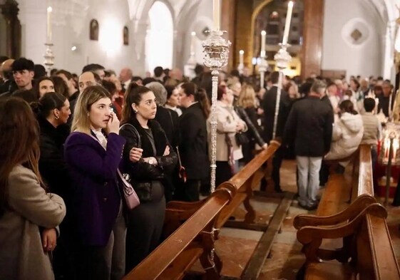 Varios fieles con gestos de tristeza tras no poder salir Los Judios de la catedral de La Merced