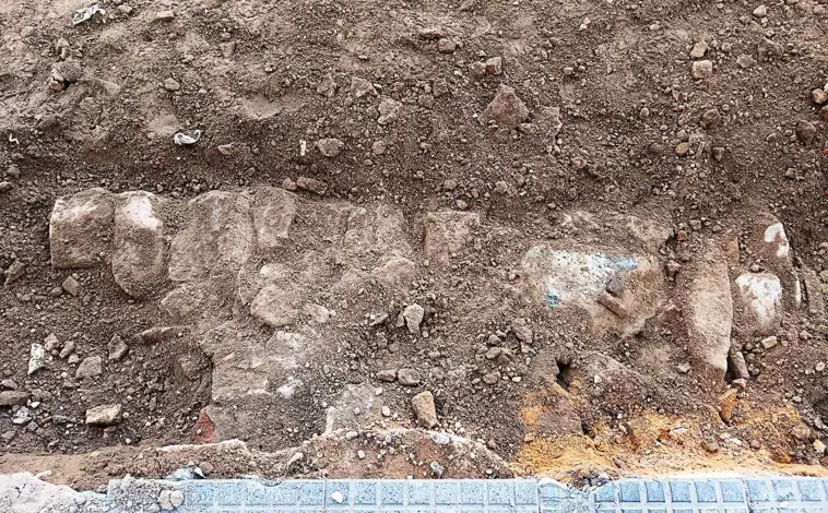 Imagen principal - Hallan restos arqueológicos en las obras de remodelación de la Plaza de San Pedro