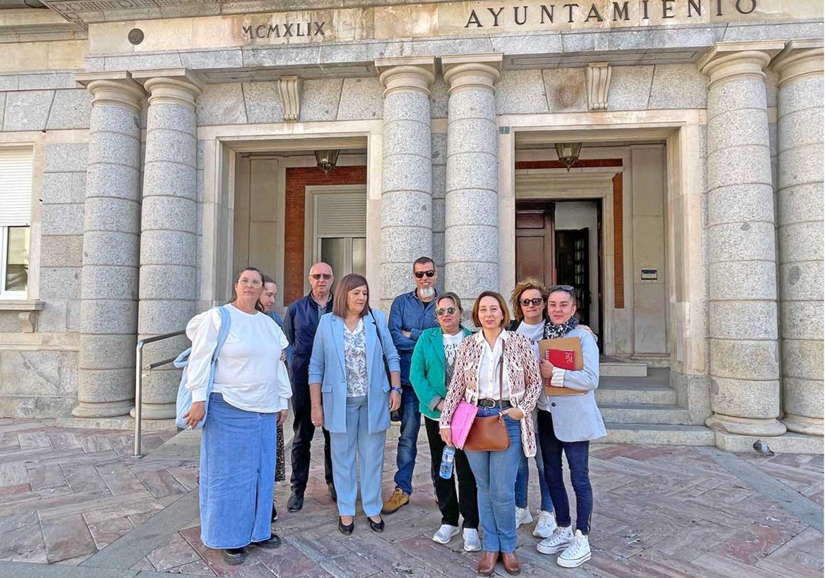 Trabajadoras de la empresa municipal, este viernes, a las puertas del Ayuntamiento