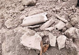 Aparecen restos óseos presumiblemente humanos en las obras de remodelación de la plaza de San Pedro y temen «que acaben en la basura»