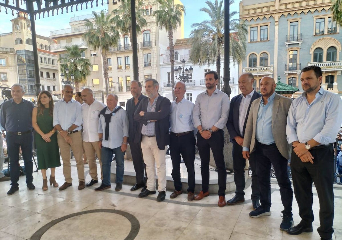 Representantes de la sociedad de Huelva, en la concentración por el AVE a Huelva de este jueves