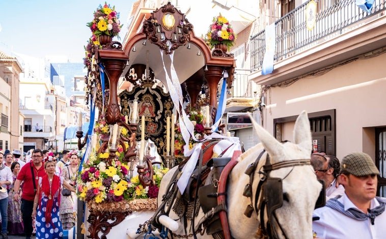 Imagen principal - Momentos de la salida de la Hermandad de Montemayor de Huelva