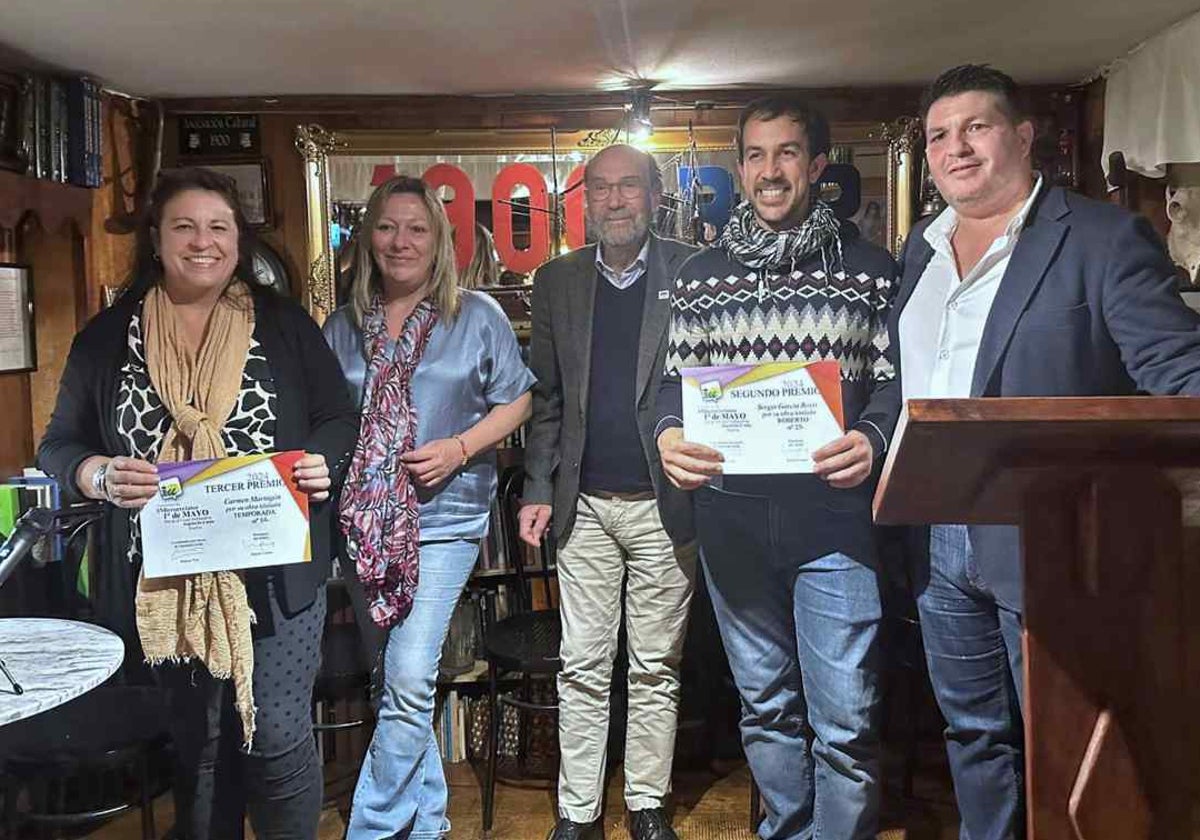 Entrega de premios a los ganadores del premio del jurado del concurso de microrrelatos