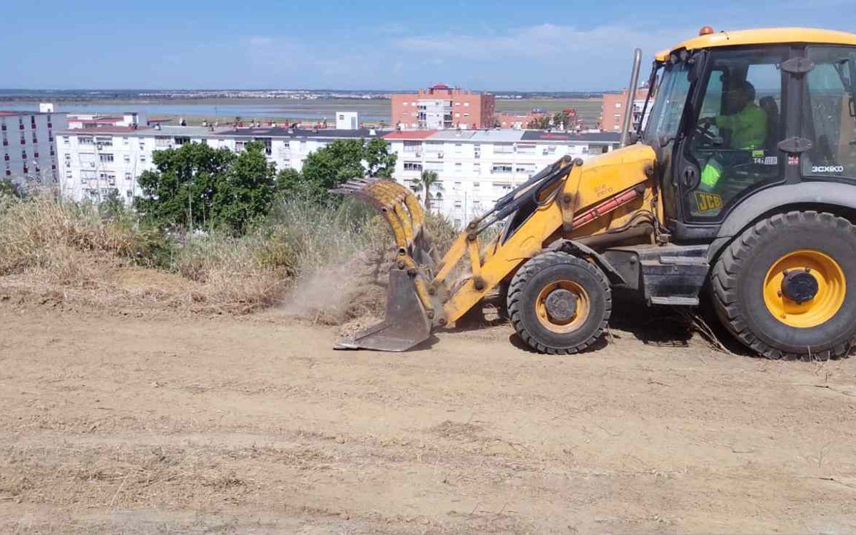 Maquinaria pesada trabajando en la zona