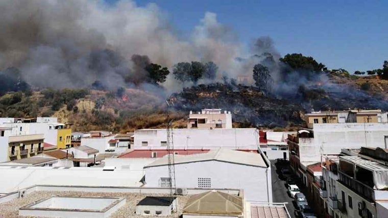 Incendio en las laderas del Conquero