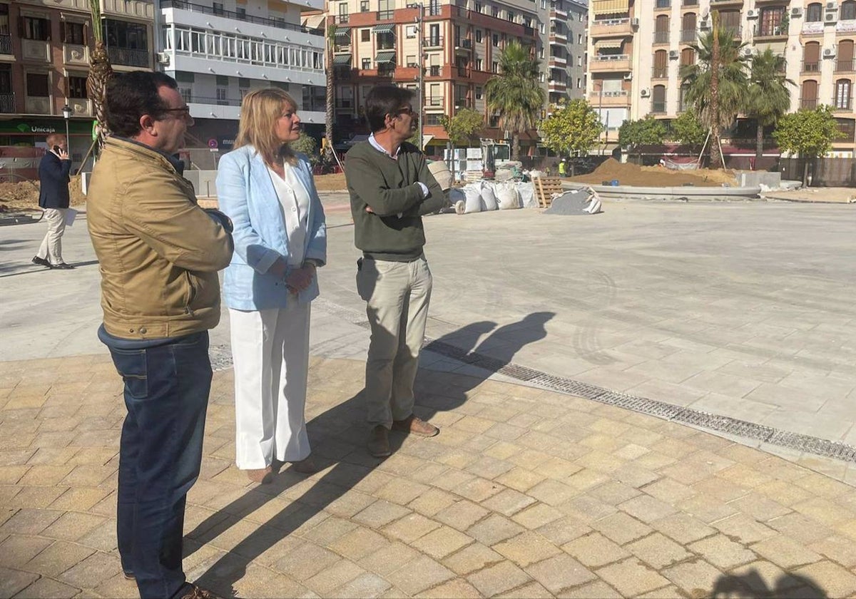 La alcaldesa de Huelva, Pilar Miranda, en su visita a las obras de la Plaza de La Merced