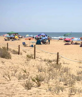 Imagen secundaria 2 - Dos de los puntos a favor para acudir a la playa de El Espigón son su tranquilidad, que la diferencia de otras playas más bulliciosas, y la facilidad de aparcamiento