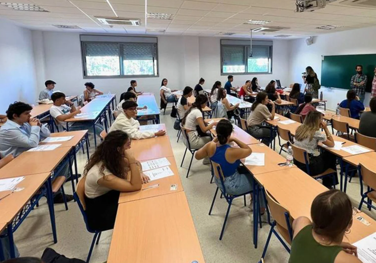 Imagen de archivo de estudiantes en un examen de Selectividad en un centro universitario de Huelva