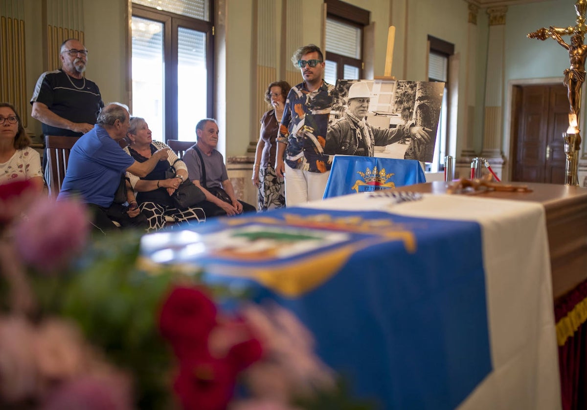 Capilla ardiente de La Moni instalada en el Ayuntamiento de Huelva