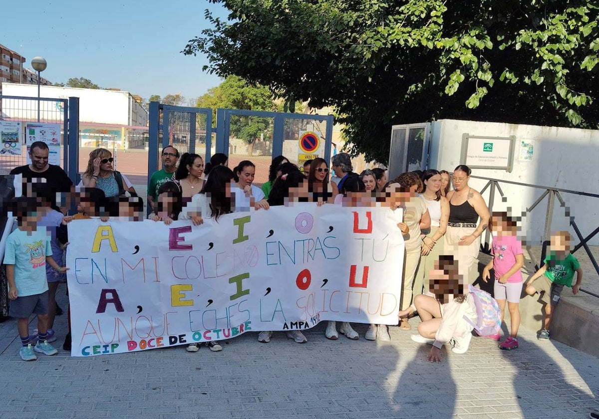 Concentración a las puertas del colegio Doce de Octubre, este viernes