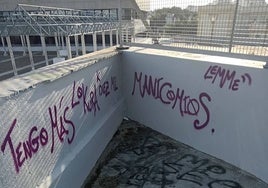 La plaza del Titán se vuelve a llenar de pintadas sólo un día después de finalizar las labores de limpieza