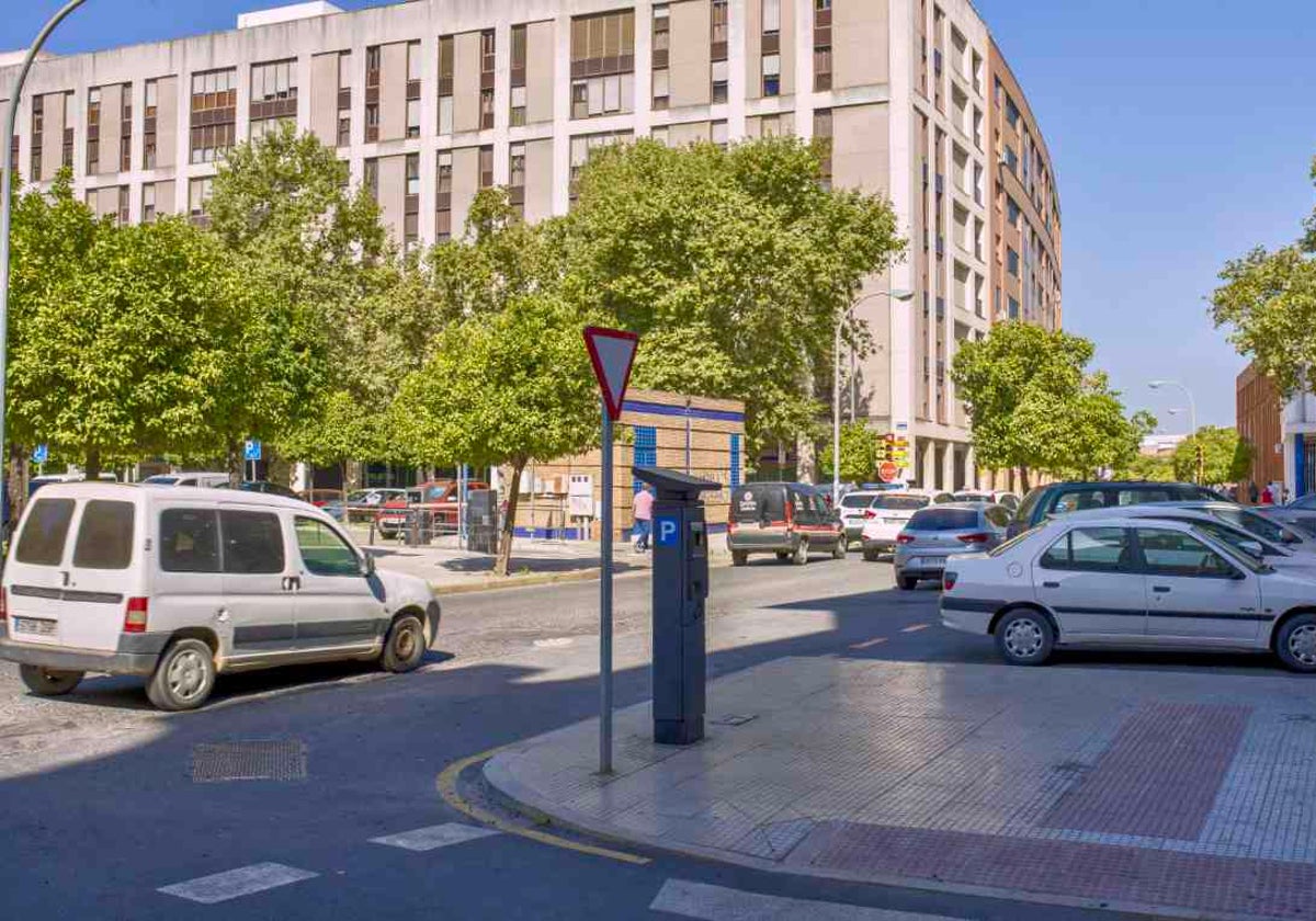 La calle Granada, junto a la sede de Aguas de Huelva