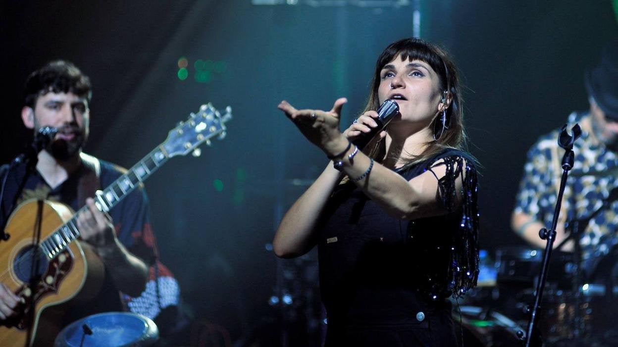 Rozalén, una de las artistas que participarán en el Punta Canela Festival de Ayamonte, durante un concierto