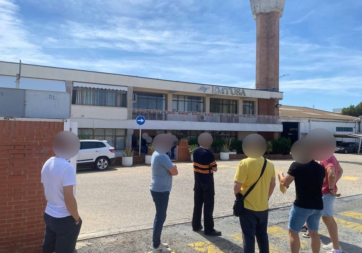 Algunos de los aspirantes denunciantes, esta semana en las instalaciones de Emtusa