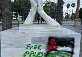 Nuevas pintadas vandálicas en Huelva: limpian de urgencia los grafitis del monumento a los sanitarios