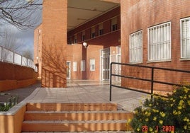 El colegio electoral del CEIP Tres Carabelas de Huelva ampliará su horario: sólo se presentó a la apertura de una de las mesas el presidente
