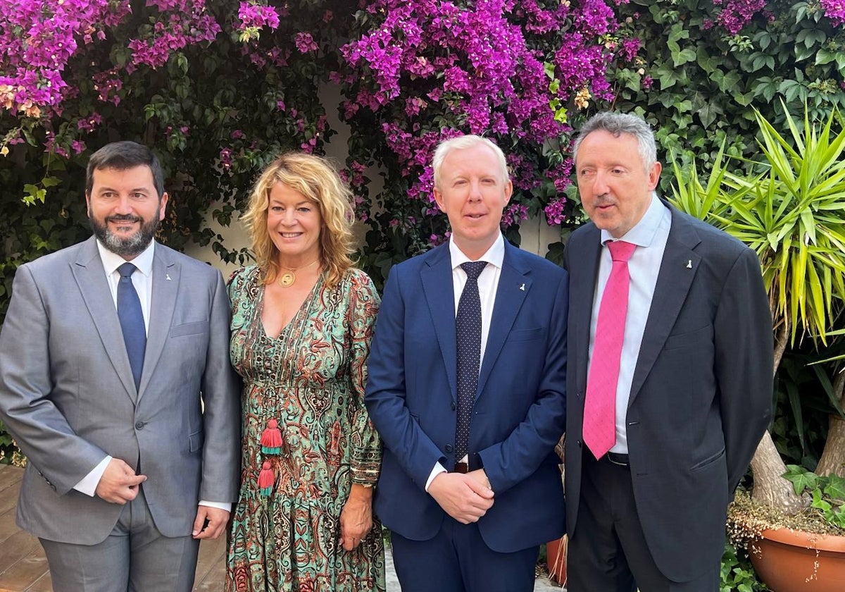 El nuevo director de la ONCE en Huelva junto a la alcaldesa, Pilar Miranda