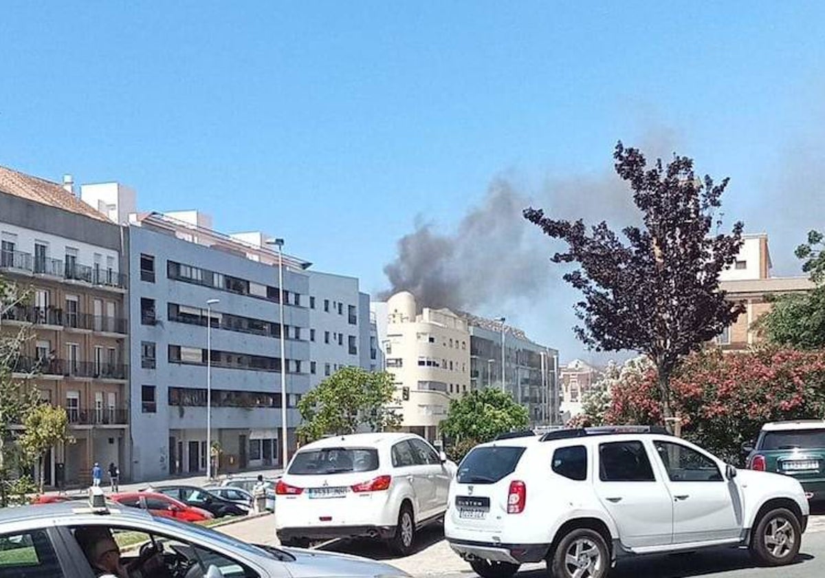 Columna de humo procedente de la vivienda incendiada en la Avenida Guatemala de Huelva