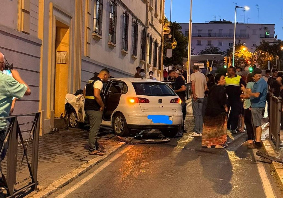 El coche perdió el control y acabó empotrado en los conocidos como edificios de los militares