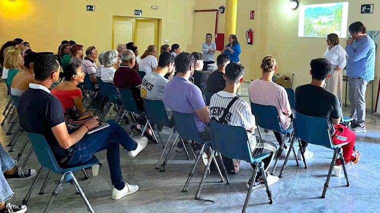 La Universidad de Huelva enseña a vecinos de El Torrejón a identificar y valorar el patrimonio que les rodea