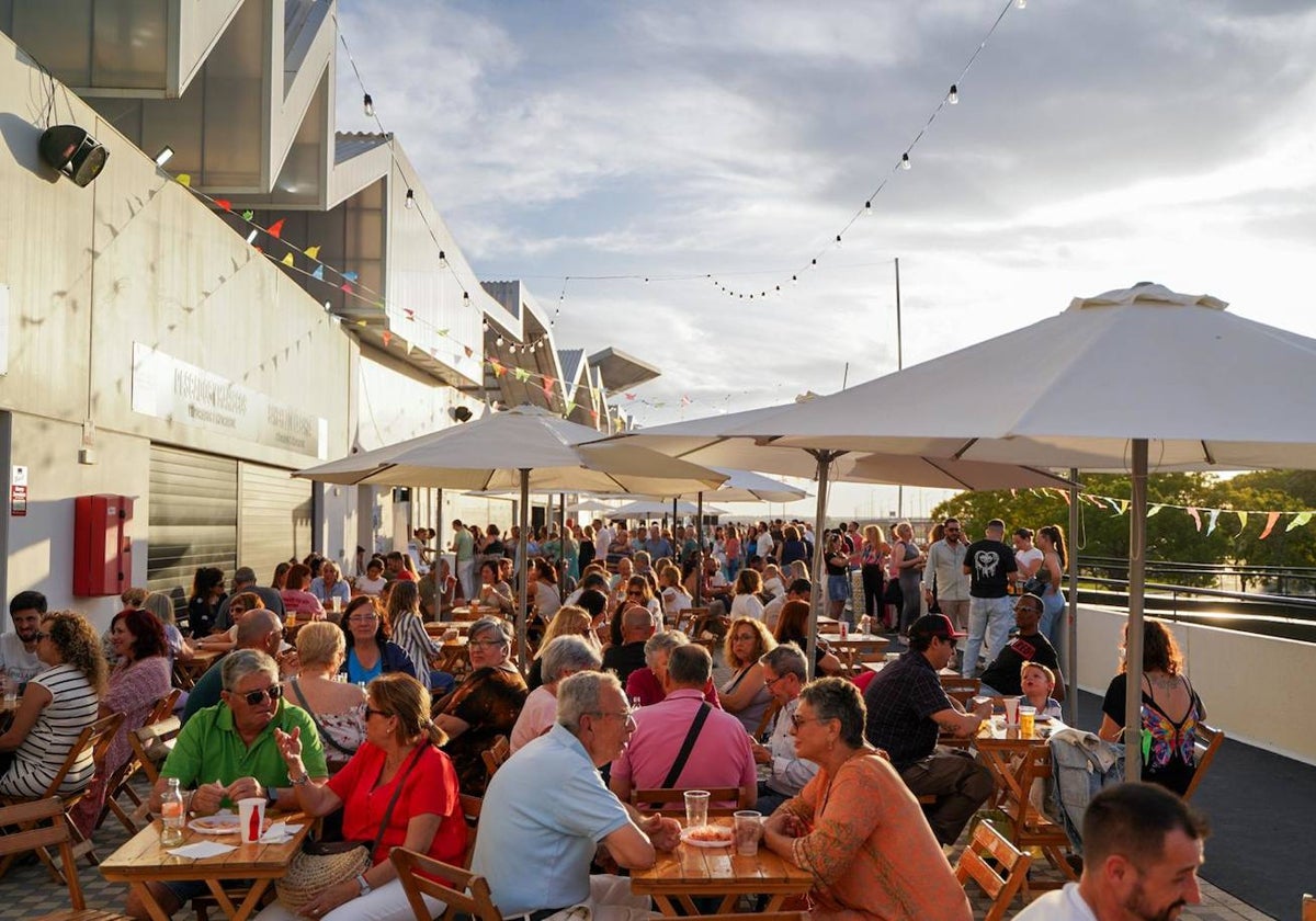 Gran ambiente en la Ciudad del Marisco con motivo de la Feria de la Gamba