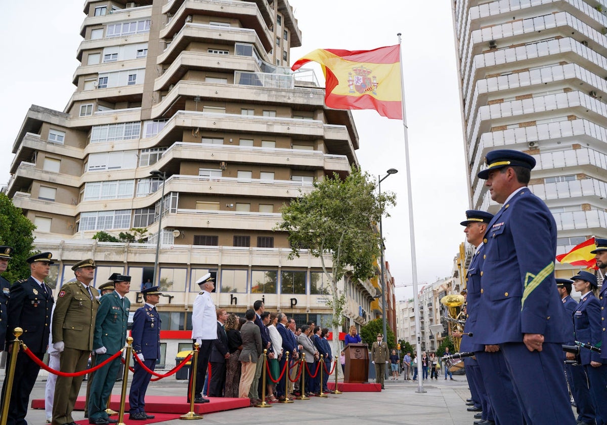 La bandera de España ondea ya en la plaza Doce de octubre