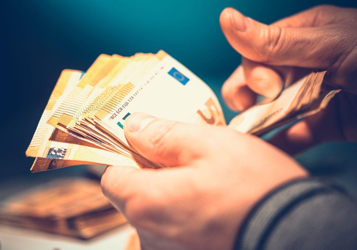 Puedes solicitar esta ayuda del SEPE de más de 15.000 euros si cumples con estos requisitos