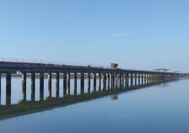 El puente Sifón de Huelva, cortado temporalmente por el rodaje de la película de Alberto Rodríguez 'Los Tigres'