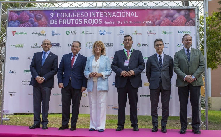 Imagen principal - La «venganza» del campo como punto de partida en Huelva del Congreso Internacional de Frutos Rojos
