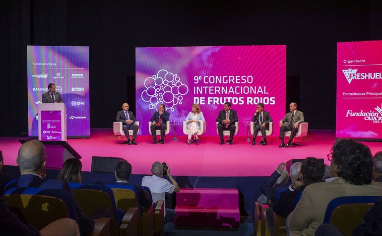 Imagen principal - La «venganza» del campo como punto de partida en Huelva del Congreso Internacional de Frutos Rojos