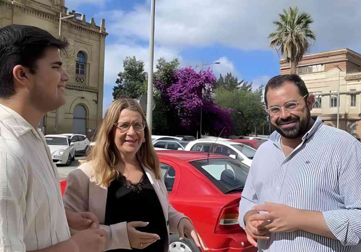 La secretaria de Organización del PSOE de Huelva, Rosa Tirador, delante de la antigua estación de tren de Huelva
