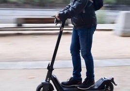 La nueva normativa de la DGT: estas personas no podrán conducir un patinete eléctrico