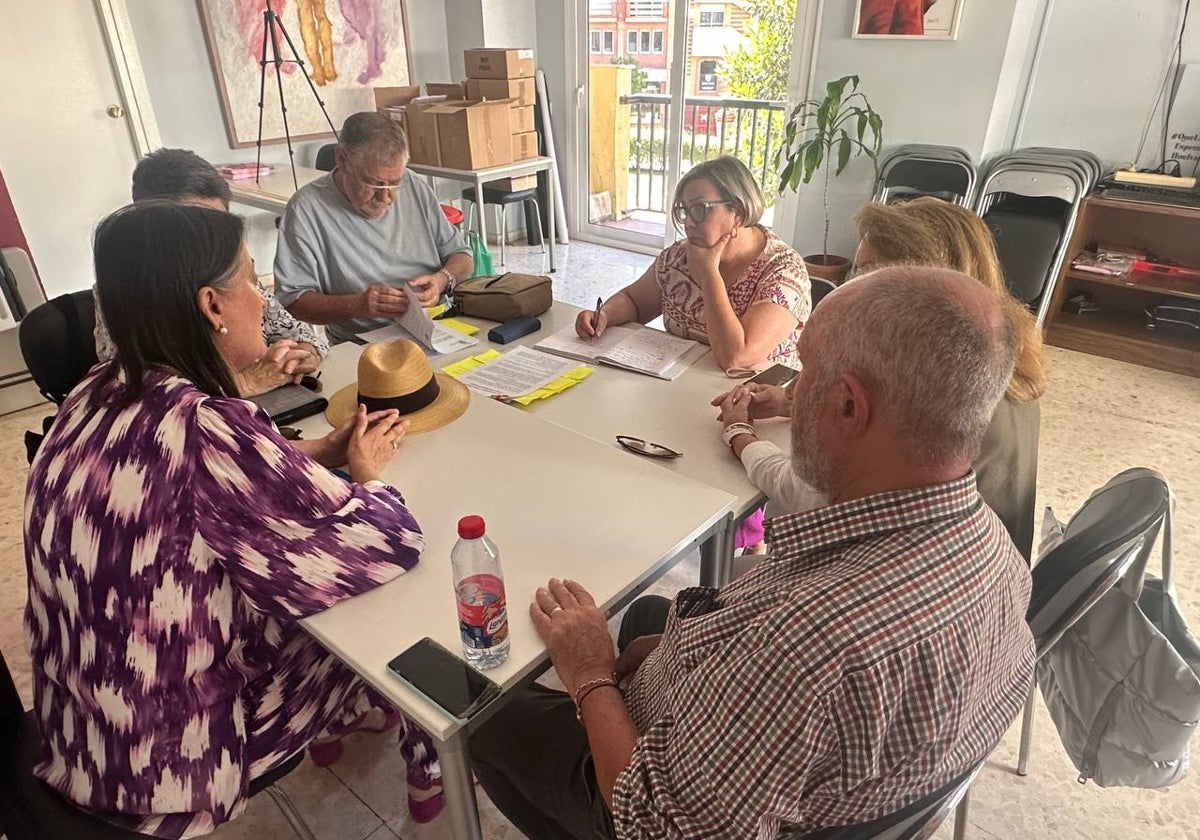 Un momento de la reunión de la concejala de la Izquierda de Huelva con la plataforma 'Huelva contra el ruido'